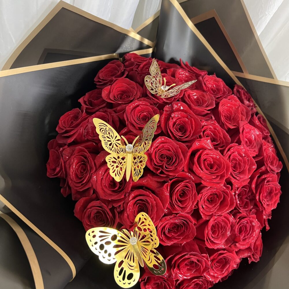 Ramo Buchon Rose Bouquet with 50 roses and butterflies (Wrap) - Image 4